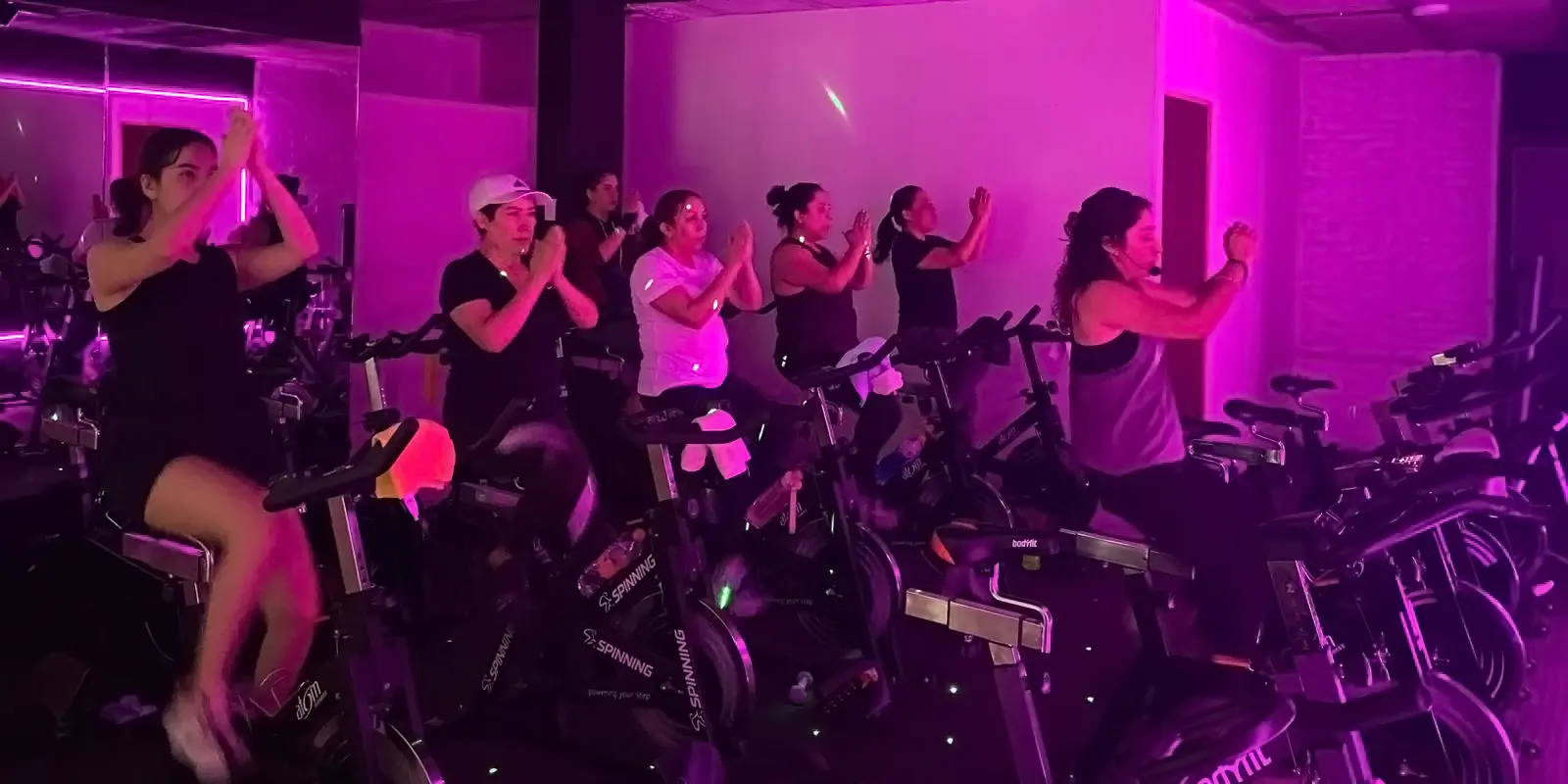 Coach guiando clase de spinning en Bloom estudio boutique Puebla